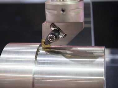 Otomotiv bölümü işleme operatörü