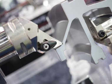 Otomotiv bölümü işleme operatörü