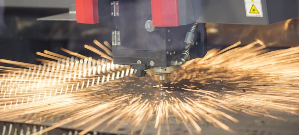 Präzisions-CNC-Laser schneidet Bleche — Stockfoto