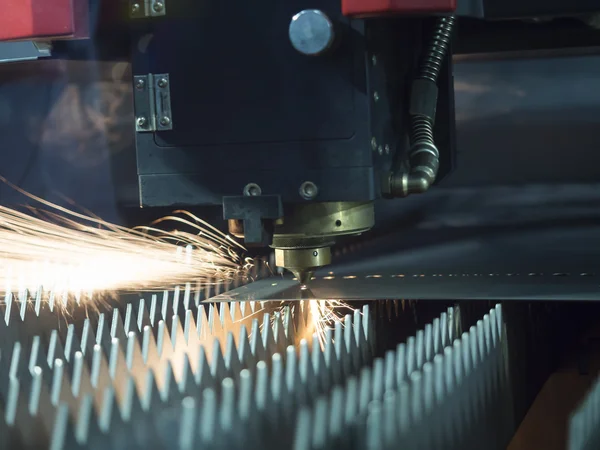 Hoja de metal de corte por láser CNC de precisión — Foto de Stock