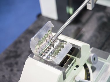 Operatör muayene otomotiv bölümü tarafından makine ölçme dağılımı