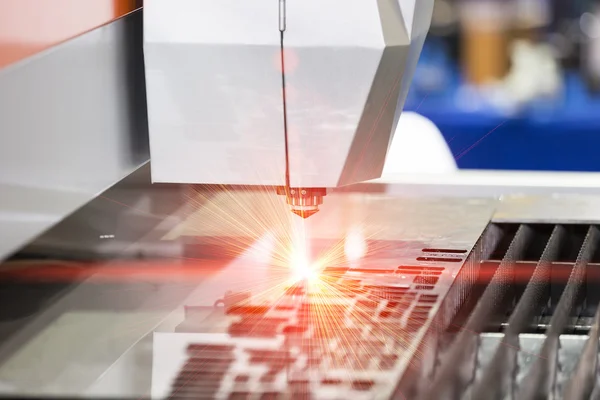 CNC laser snijdende metalen plaat — Stockfoto
