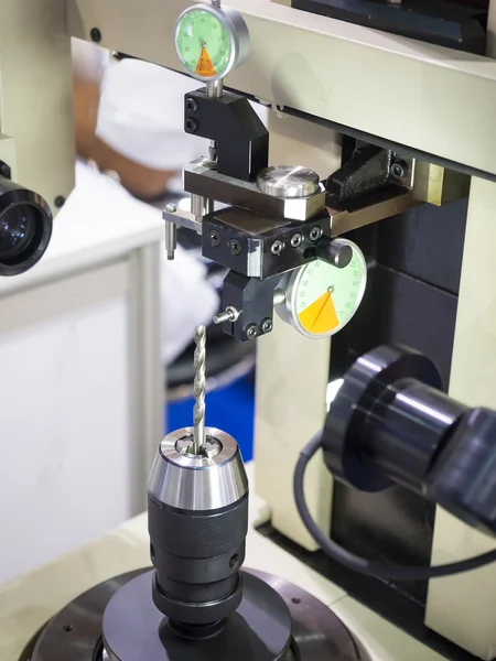 Meça o comprimento da ferramenta pela máquina predefinida da ferramenta — Fotografia de Stock