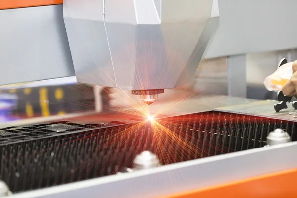 Obcinanie blachy laserowe CNC — Zdjęcie stockowe