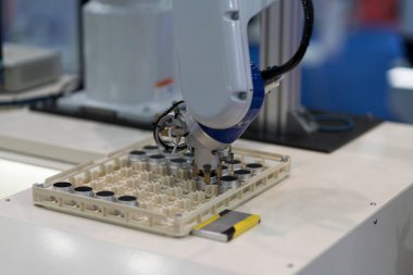 Cnc programının yüksek hız ve hig hassasiyet çalışması için endüstriyel otomobil robotu