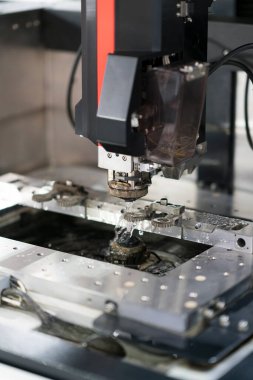 CNC tel kesme makinesi yüksek hassasiyetli küf parçaları kesiyor