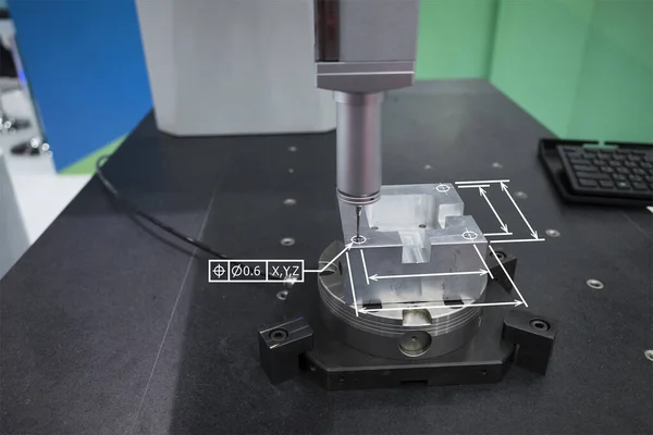 운영자 검사높은 정밀도 Cmm Cnc 프로그램 제어에 공학에 Cmm 정확도 — 스톡 사진