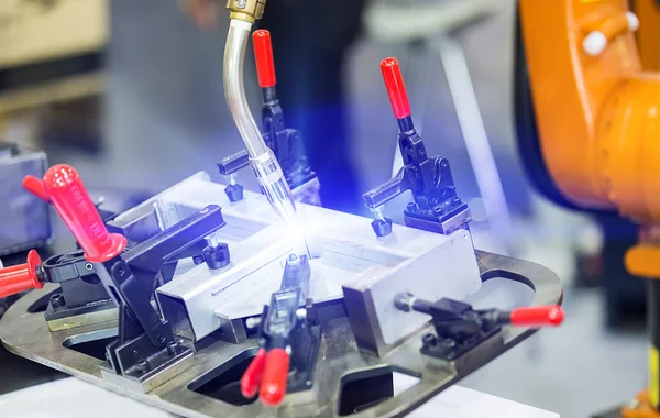 Przemysłowe auto robot spawanie konstrukcji stalowych przez cnc program — Zdjęcie stockowe