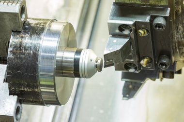 Operatör Kur cnc işleme önce parçaları işleme