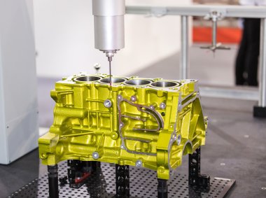 Operatör muayene boyut alüminyum otomotiv bölümü Cmm tarafından 