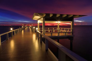 Ormanlık beach Adası portalong günbatımı zamanı Bridge'de