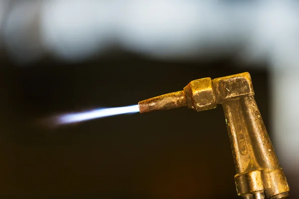 Trabajador adjeest antorcha de acetileno — Foto de Stock