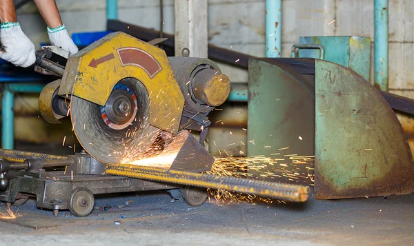Pracovník řezání oceli od řezného kotouče — Stock fotografie