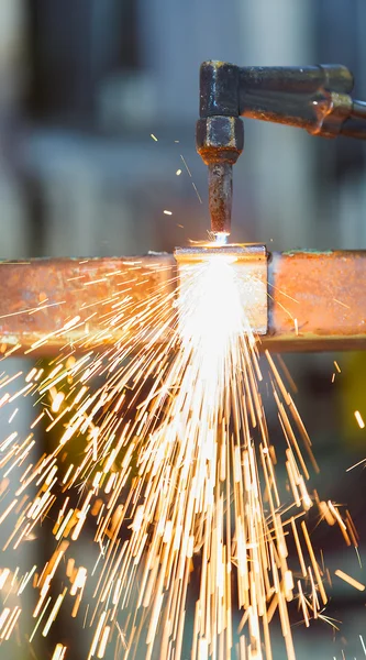 Trabajador adjeest antorcha de acetileno — Foto de Stock