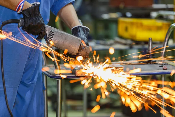 Trabajador de acero de molienda por la máquina de molienda eléctrica — Foto de Stock