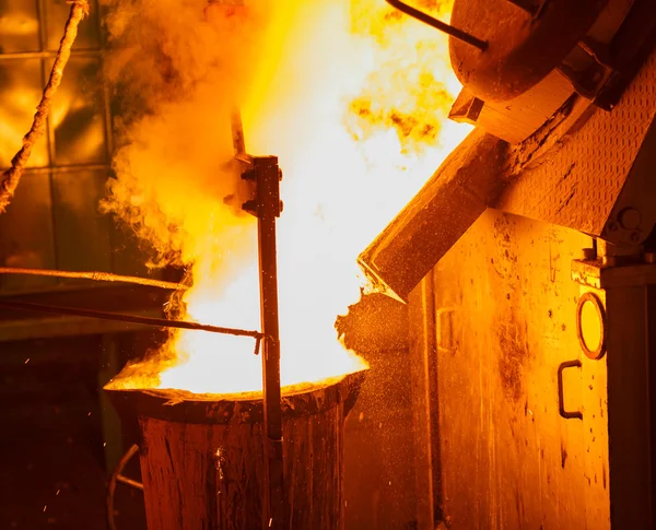 Ijzer smelten oven bij hoge temperatuur — Stockfoto