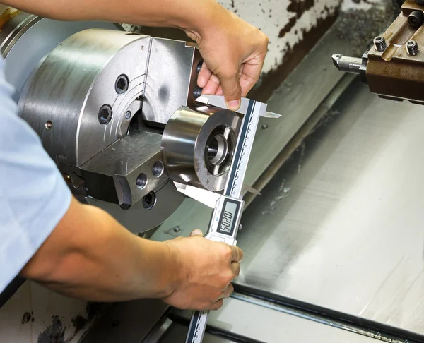 Worker measuring cnc turning part ny micro meter — Stock Photo, Image