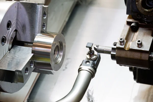 Proceso de mecanizado de trabajo de metal industrial por herramienta de corte en CNC l —  Fotos de Stock