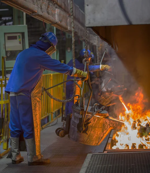 Operador derramando parte automotiva — Fotografia de Stock