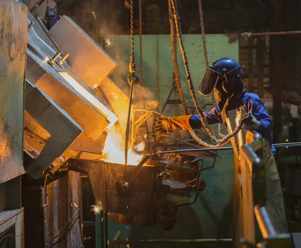 Operador receber metal fundido — Fotografia de Stock