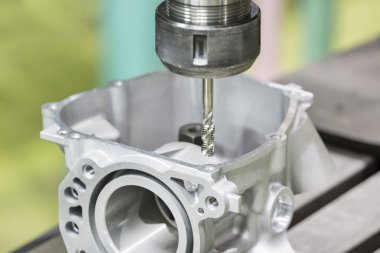 Otomotiv bölümü cnc işleme merkezi tarafından dokunarak