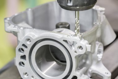 Otomotiv bölümü cnc işleme merkezi tarafından dokunarak