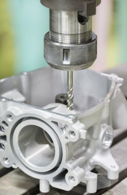 Otomotiv bölümü cnc işleme merkezi tarafından dokunarak