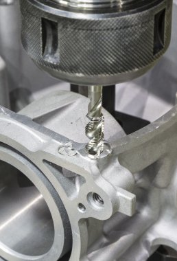 Otomotiv bölümü cnc işleme merkezi tarafından dokunarak