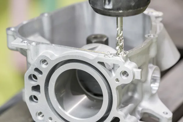 Otomotiv bölümü cnc işleme merkezi tarafından dokunarak