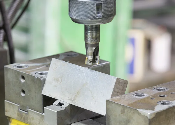 Bediener schneidet Stahlfläche mit Fräsmaschine — Stockfoto