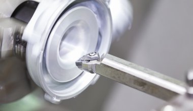 Otomotiv parçaları tarafından cnc Torna Torna operatörü