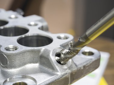 Otomotiv parçaları işleme operatörü