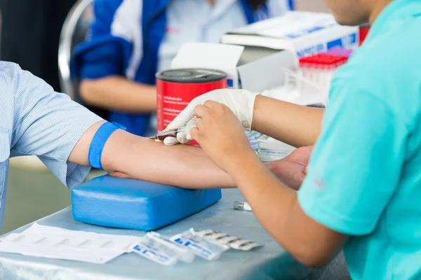 Медсестра забирает кровь у пациента — стоковое фото