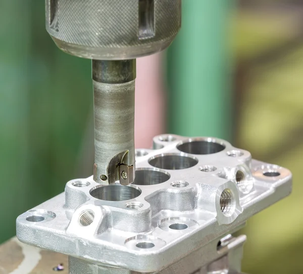 Operator milling automotive part by cabide milling — Stock Photo