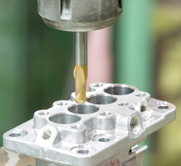 Operator milling automotive part by cabide milling — Stock Photo