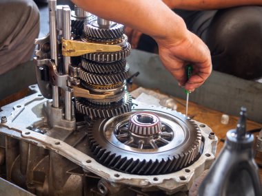 Operatör repaire vites kutusu