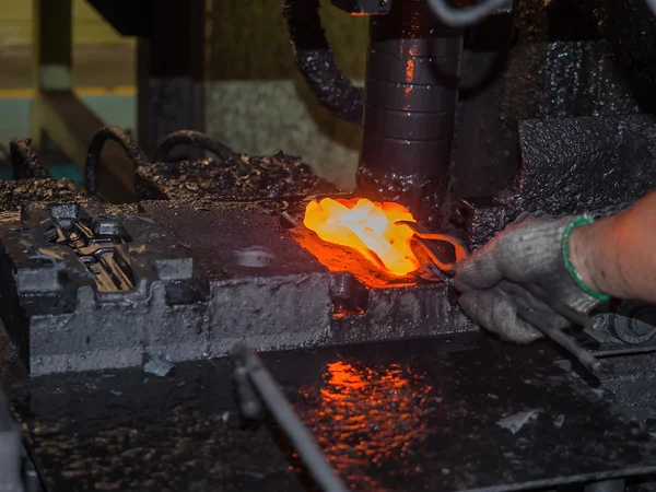 Operador forjando peças automotivas de aço — Fotografia de Stock