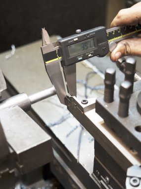 kalıp parçaları tarafından manuel Torna Torna operatörü