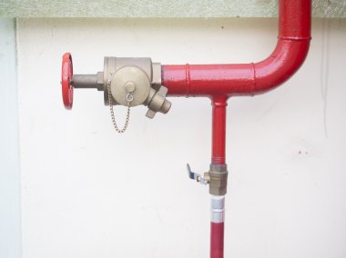 Su hortumları ve yangın söndürme ekipmanları olan yangın musluğu.