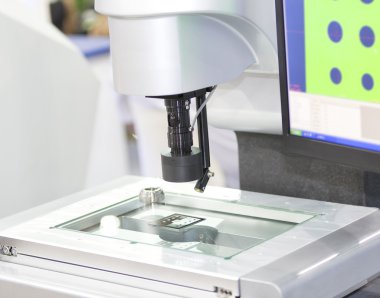 Operatör muayene otomotiv parçaları makine ölçme vizyonu