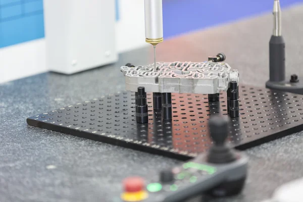 Cmm에 의해 연산자 검사 자동차 부품 — 스톡 사진