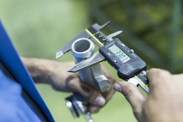 Dimensão de inspeção do operador de automotivo — Fotografia de Stock