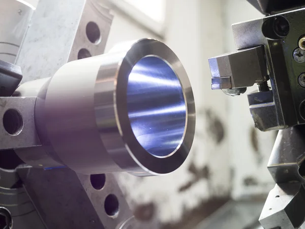 Processo de usinagem de trabalho de metal industrial por ferramenta de corte no CNC l — Fotografia de Stock