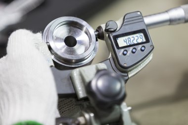 Operatör muayene otomotiv bölümü tarafından mikrometre