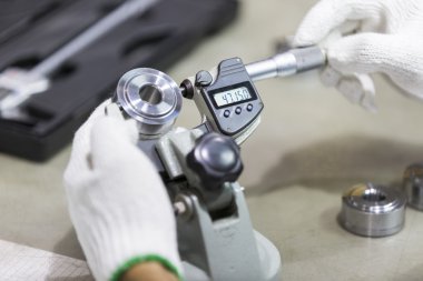 Operatör muayene otomotiv bölümü tarafından mikrometre