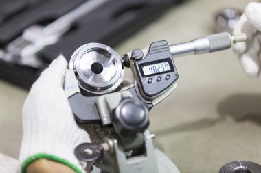 Operatör muayene otomotiv bölümü tarafından mikrometre