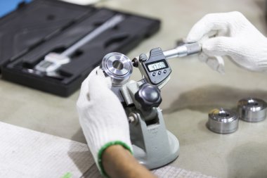 Operatör muayene otomotiv bölümü tarafından mikrometre
