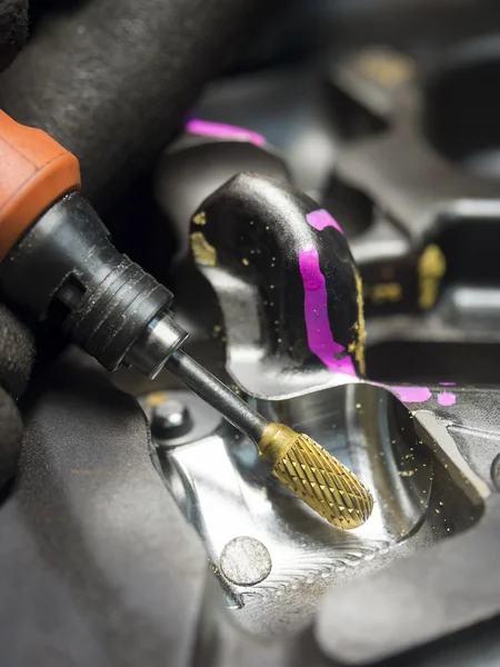 Bediener verwenden Hartmetall-Grat-Schleifwerkzeug Stockfoto