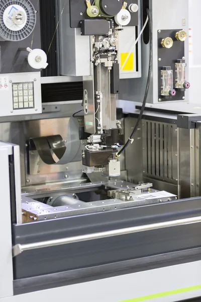 CNC-Drahtschneidemaschine zum Schneiden von Formteilen — Stockfoto