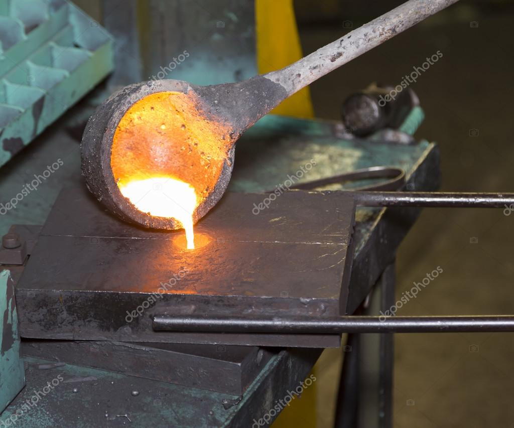 Заливка металла в производство линий отливки — стоковое фото